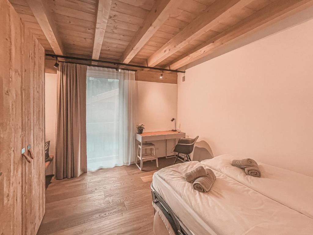 A bed or beds in a room at CLOUD 9 - Private Roof Terrace with Whirlpool by AlpenLuxus Appartements