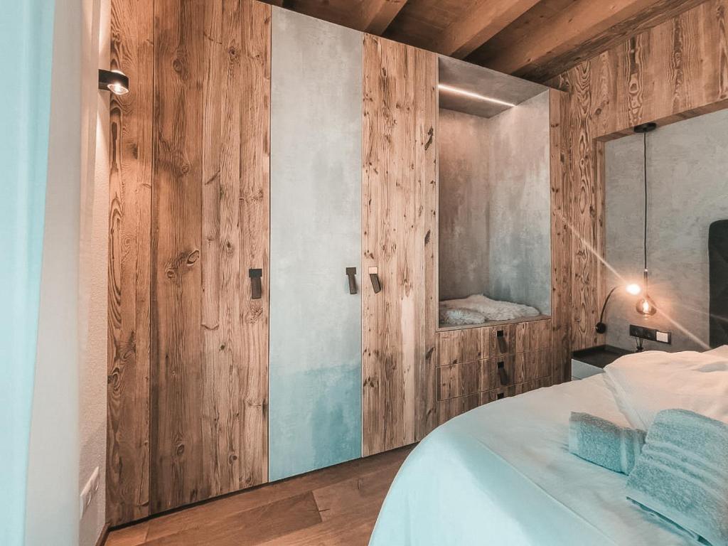 A bed or beds in a room at CLOUD 9 - Private Roof Terrace with Whirlpool by AlpenLuxus Appartements