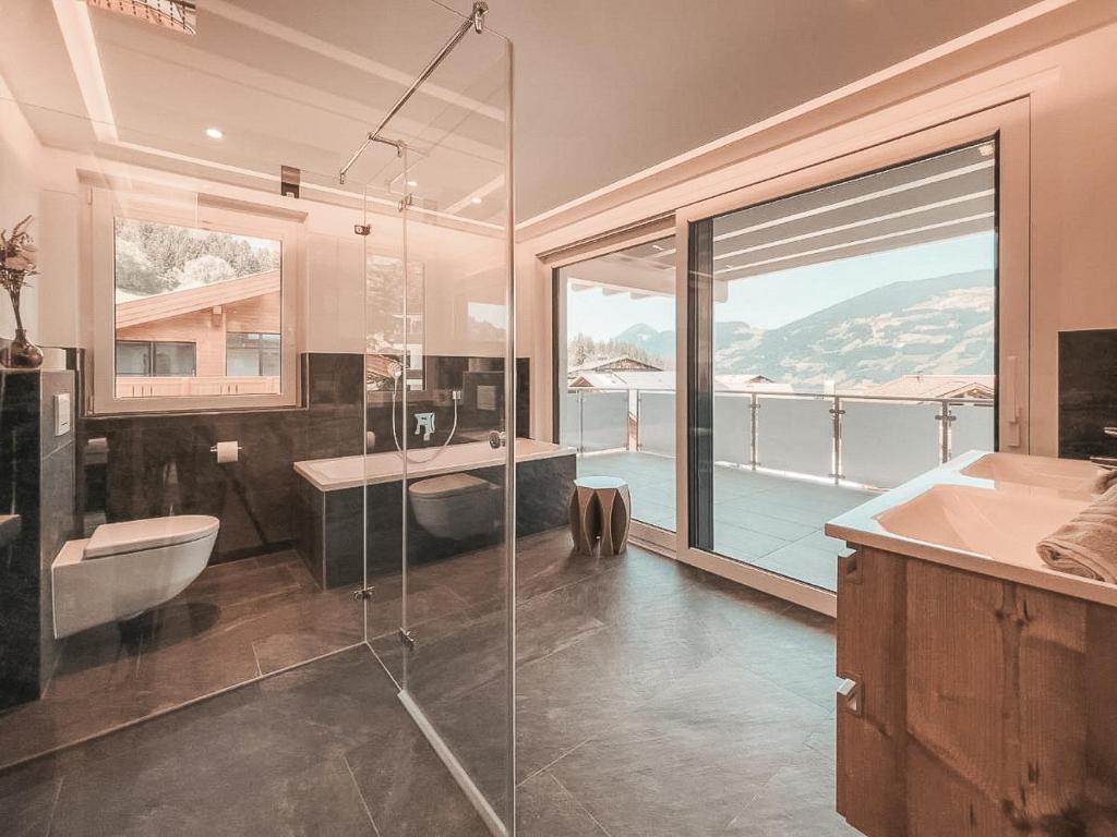 A bathroom at CLOUD 9 - Private Roof Terrace with Whirlpool by AlpenLuxus Appartements