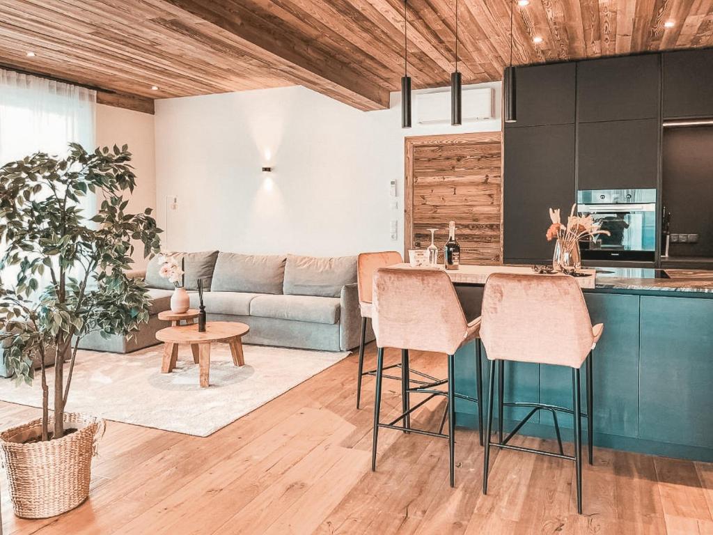 A kitchen or kitchenette at CLOUD 9 - Private Roof Terrace with Whirlpool by AlpenLuxus Appartements