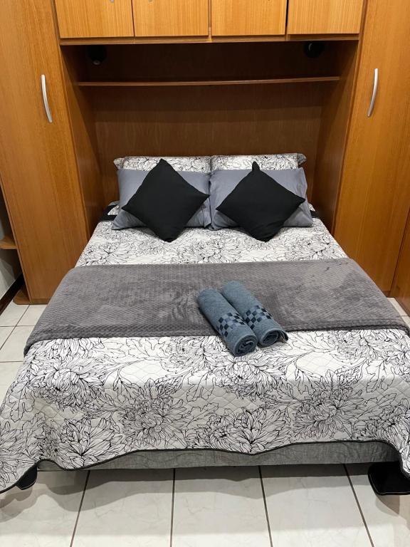 - un lit avec 2 oreillers dans l'établissement Suíte Próxima Ao Metrô Penha !!!, à São Paulo