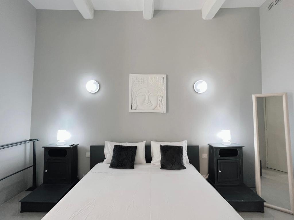 A bed or beds in a room at CHARM EL MALTA - Spacious 1BR Apartment