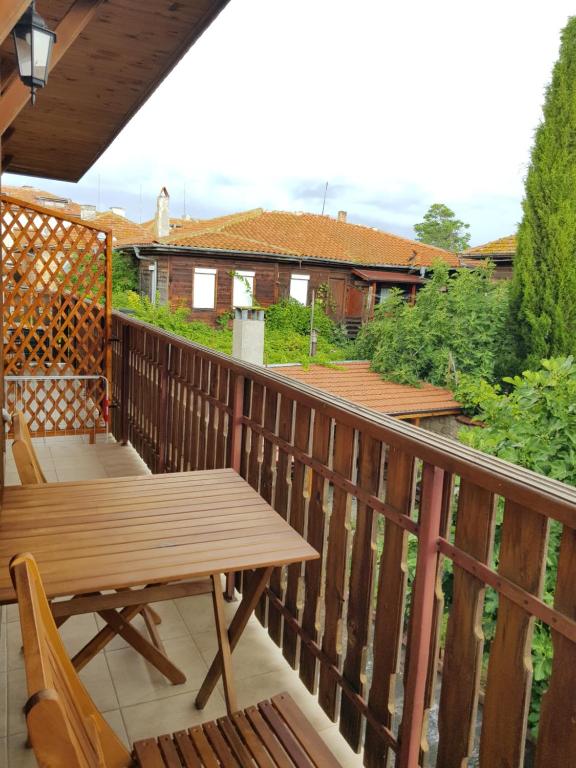 una terraza de madera con mesa y sillas de madera en Nikoli - Nesebar Traditional House en Nesebar