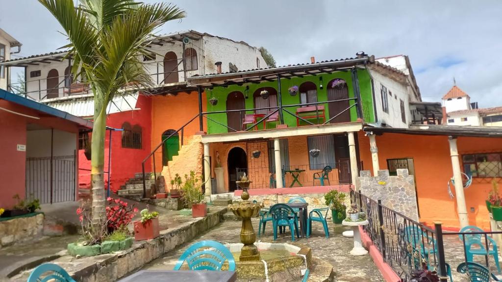 una casa colorida con una fuente frente a ella en Hotel Rural La Esperanza, en Suesca