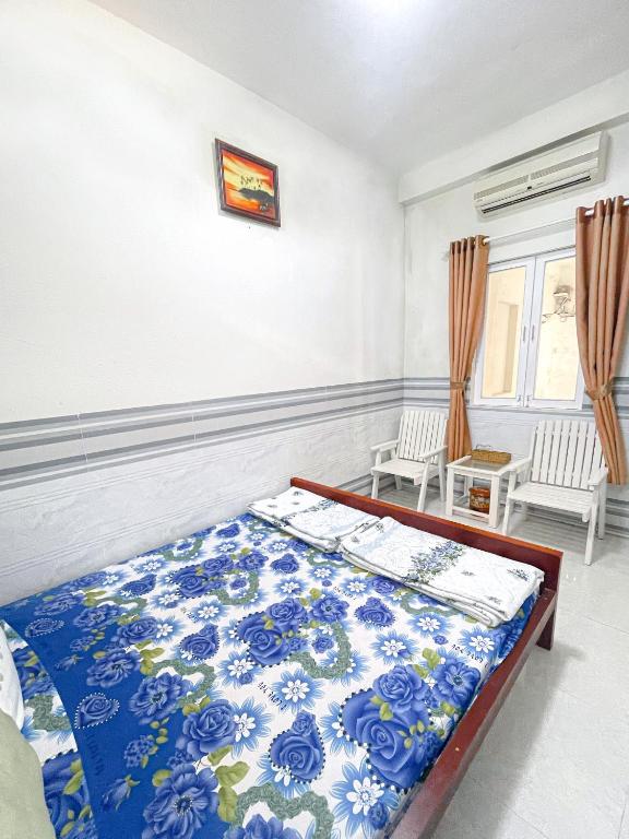 Giường trong phòng chung tại Kim Long Hotel