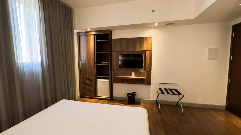 Uma TV ou centro de entretenimento em Hotel Vivenzo Savassi Belo Horizonte