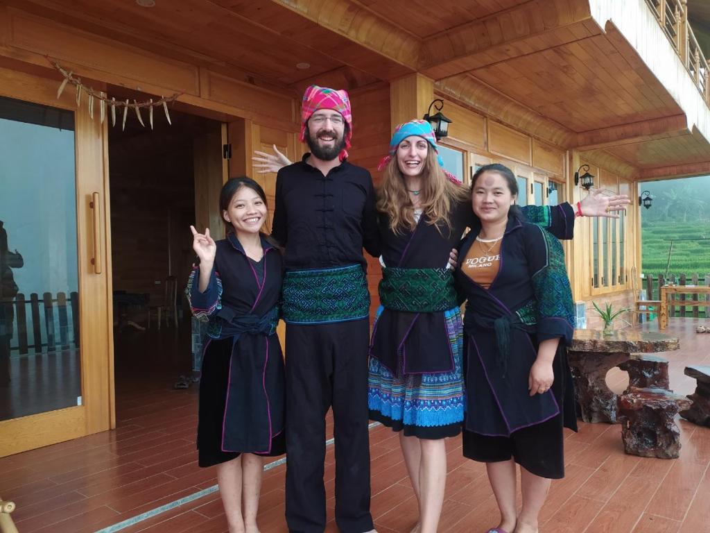 grupa ludzi pozujących do zdjęcia w domu w obiekcie Hmong Eco Villas w mieście Sa Pa