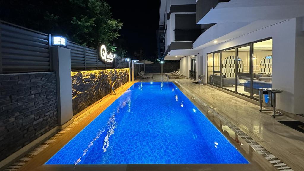 Bazén v ubytování Quality Gold Suite Hotel nebo v jeho okolí
