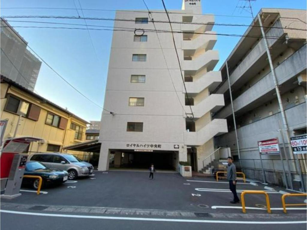 een hoog gebouw met een klokkentoren op een parkeerplaats bij Royal Heights Chuocho - Vacation STAY 12750 in Kagoshima