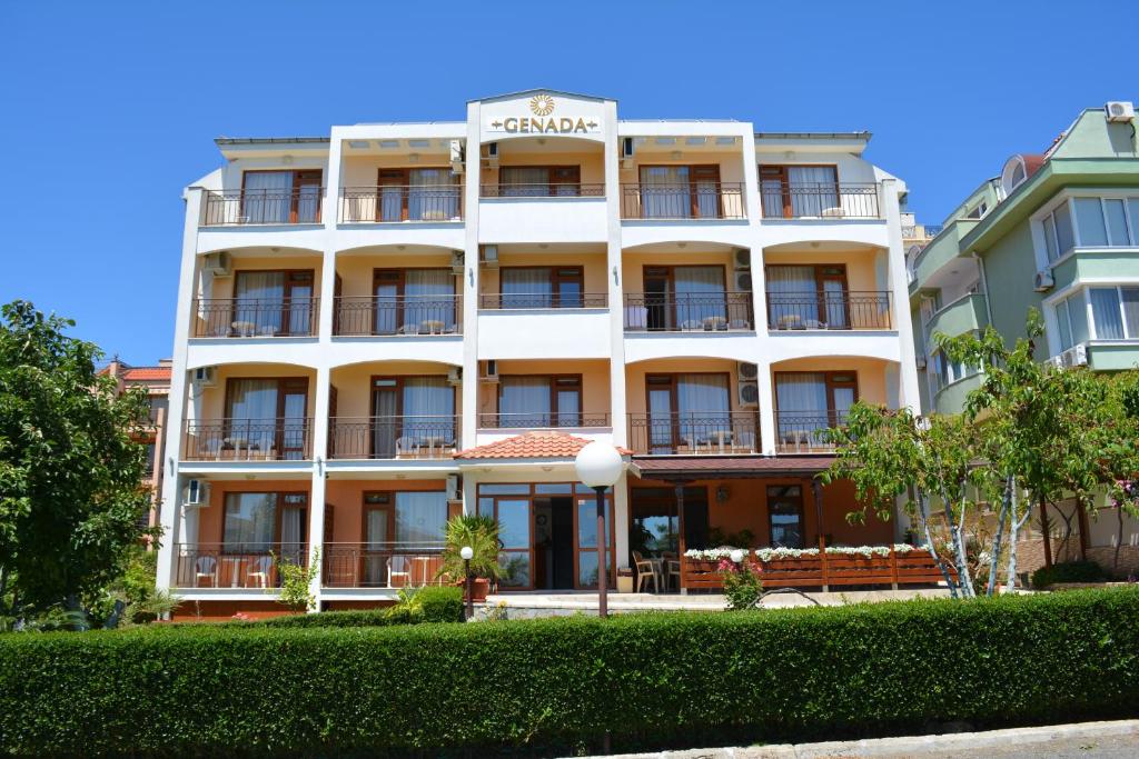 een groot wit gebouw met balkons erop bij Hotel Genada in Sveti Vlas