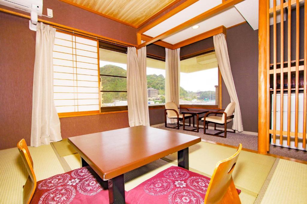 Posezení v ubytování Ooedo Onsen Monogatari Toi Marine Hotel