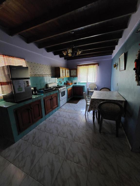 een keuken met een tafel en stoelen in een kamer bij Bambito Hosting in Bambito