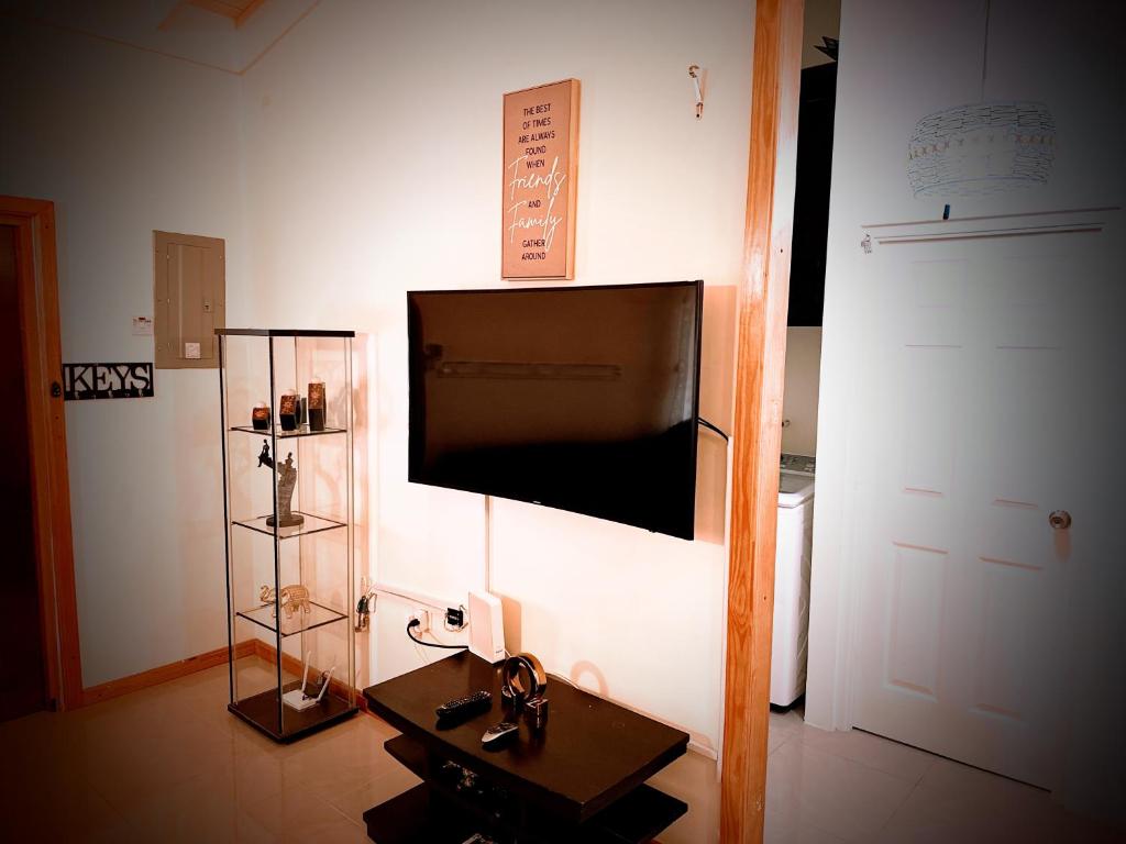 TV a/nebo společenská místnost v ubytování Sweet Holiday Haven