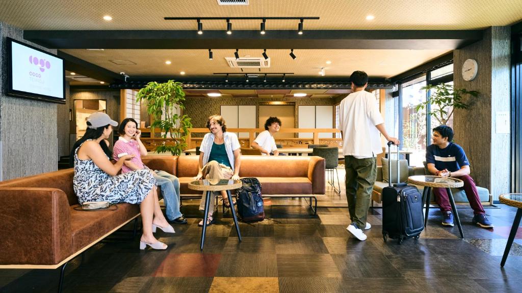 COGO TENNOJI في أوساكا: مجموعة من الناس يجلسون في بهو الفندق