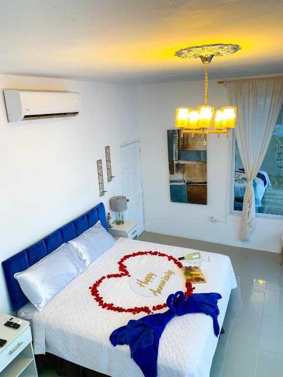 Cama o camas de una habitación en Suite Bahía, Restaurante y Hotel “La Pesca”