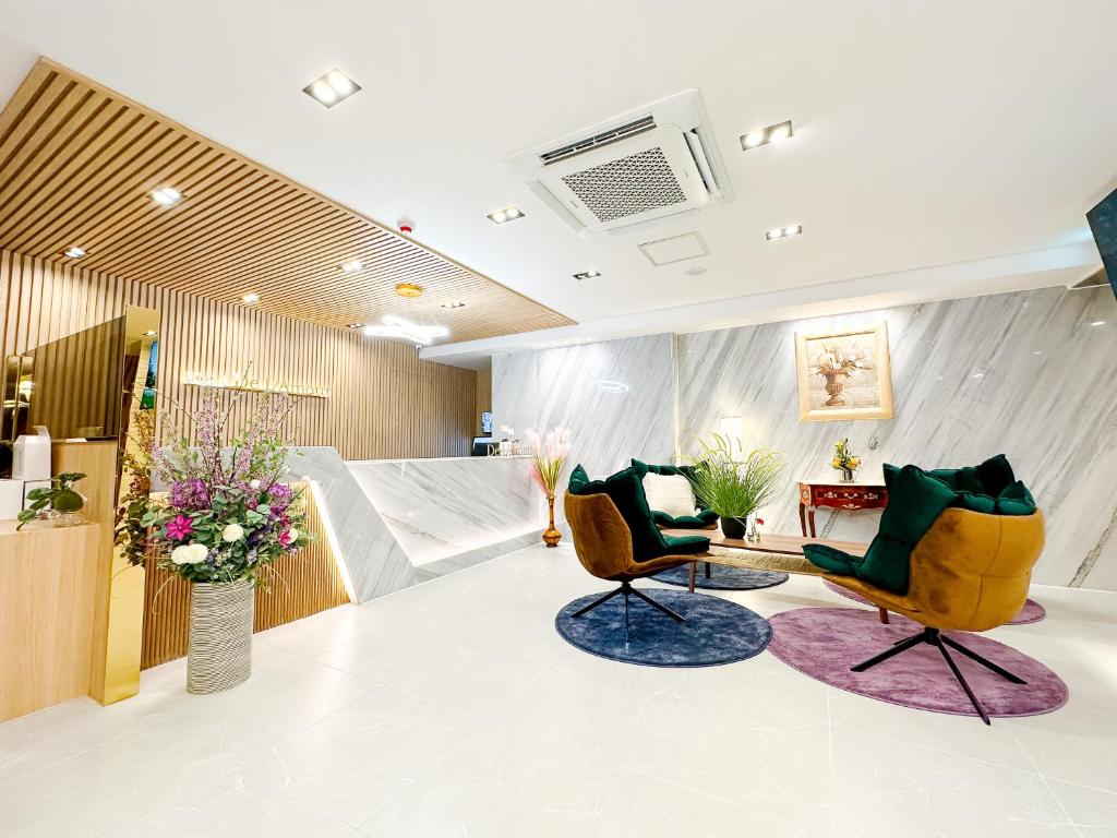 a waiting room with two chairs and a table at De Lamour Hotel in Tongyeong