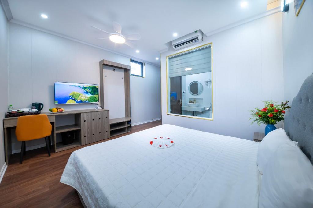Postel nebo postele na pokoji v ubytování Hanoi Sofia Hotel