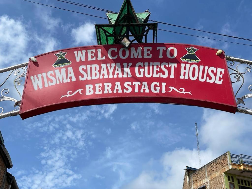 un cartello di benvenuto per una pensione wissina slgay di WISMA SIBAYAK Guesthouse BERASTAGI a Berastagi