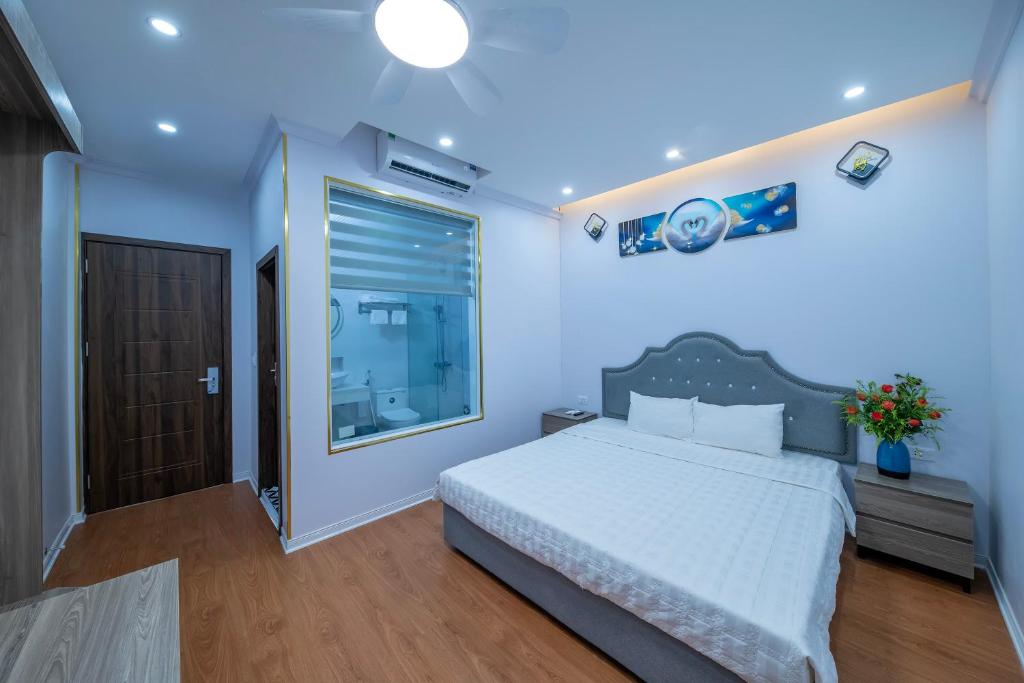 Postel nebo postele na pokoji v ubytování Hanoi Sofia Hotel