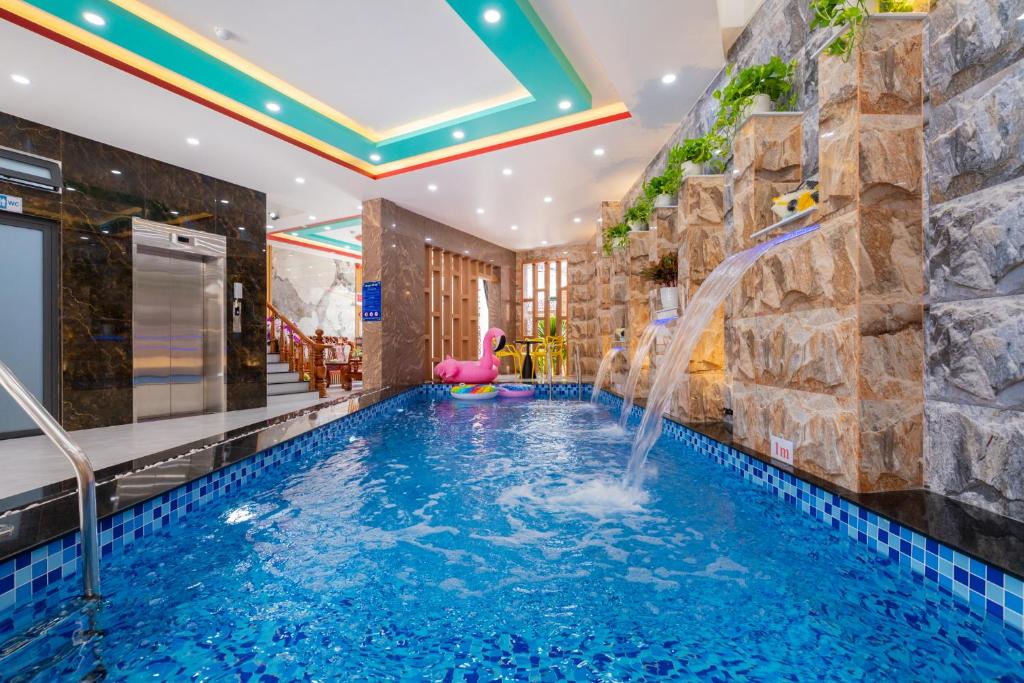 einen Pool in einem Hotelzimmer mit Wasserspiel in der Unterkunft Villas & Hotel 126 Vũng Tàu in Vũng Tàu
