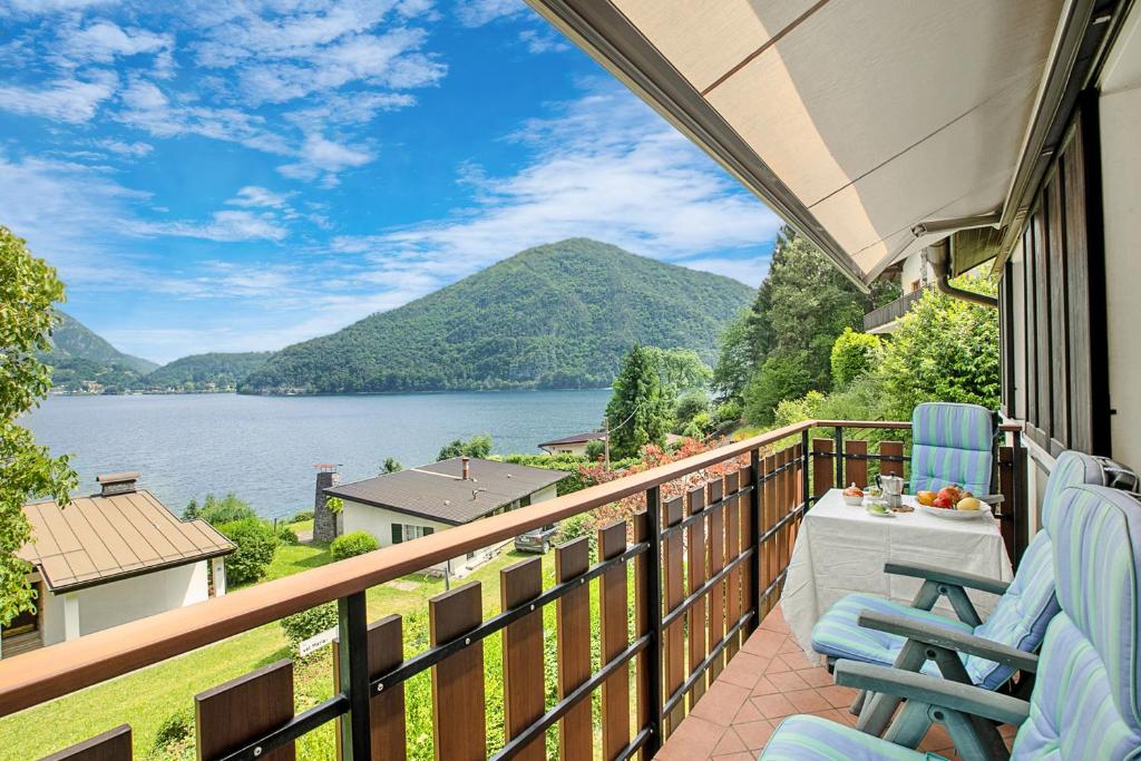 balcone con 2 sedie e vista sul lago di Casa Paola al Lago - Happy Rentals a Ledro