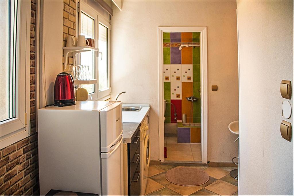 uma cozinha com um frigorífico branco e um lavatório em sea view center studio em Tessalônica