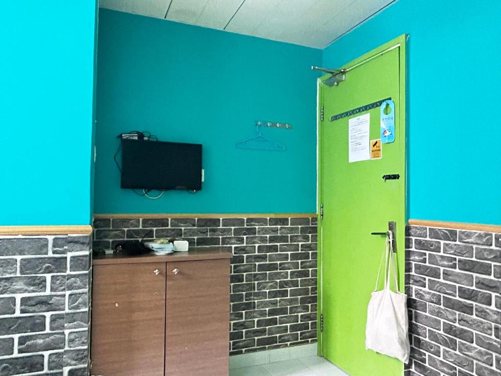 TV a/nebo společenská místnost v ubytování 香港名都商务旅馆 Ming Du Guesthouse