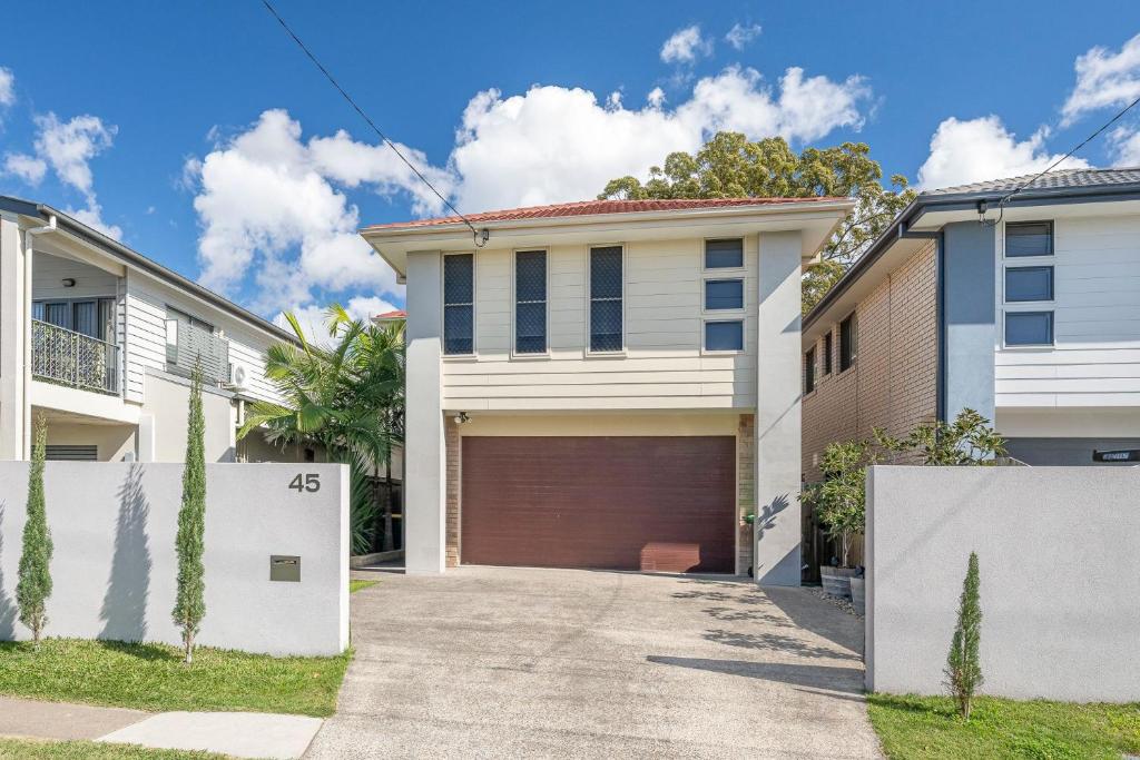 ein Haus in einem Vorort mit Garage in der Unterkunft Large house 7 mins from Airport in Brisbane