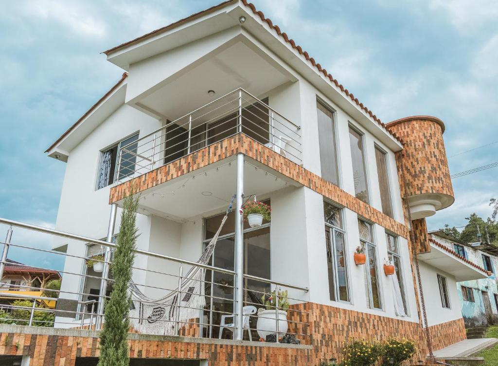 una casa bianca con un ampio balcone di Florida Koi a Pereira