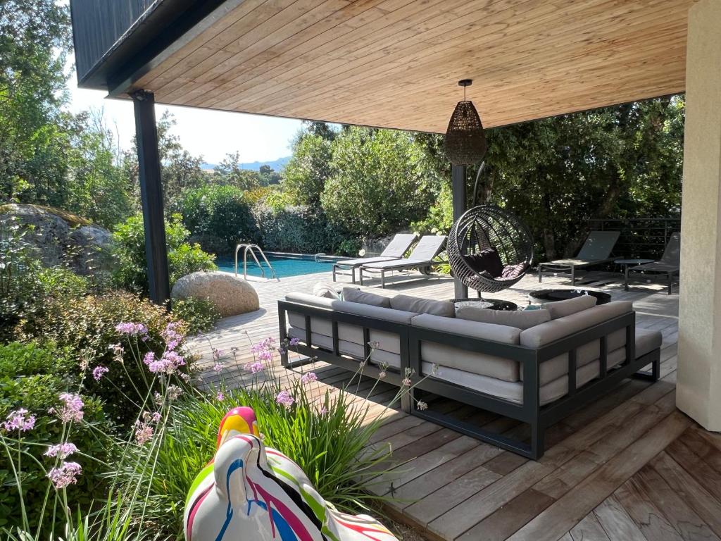 Bazén v ubytování Pavillon de la Trinité nebo v jeho okolí