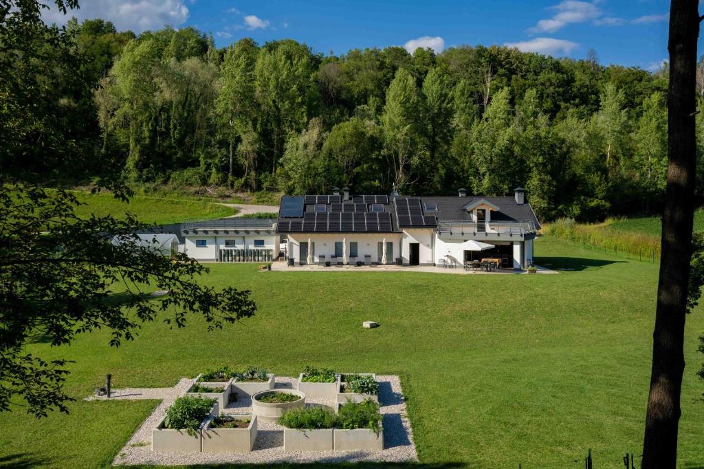 eine Luftansicht eines Hauses mit Hof in der Unterkunft Dolomiti Nice1 in Belluno