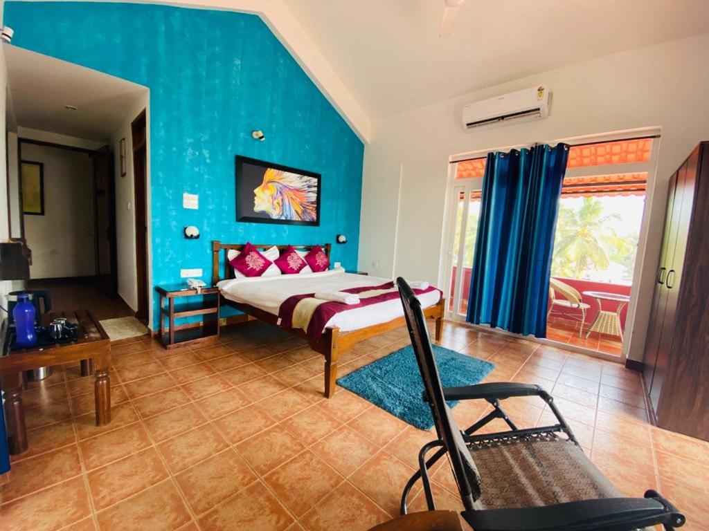 1 dormitorio con cama y pared azul en Casa de Tidina en Dona Paula