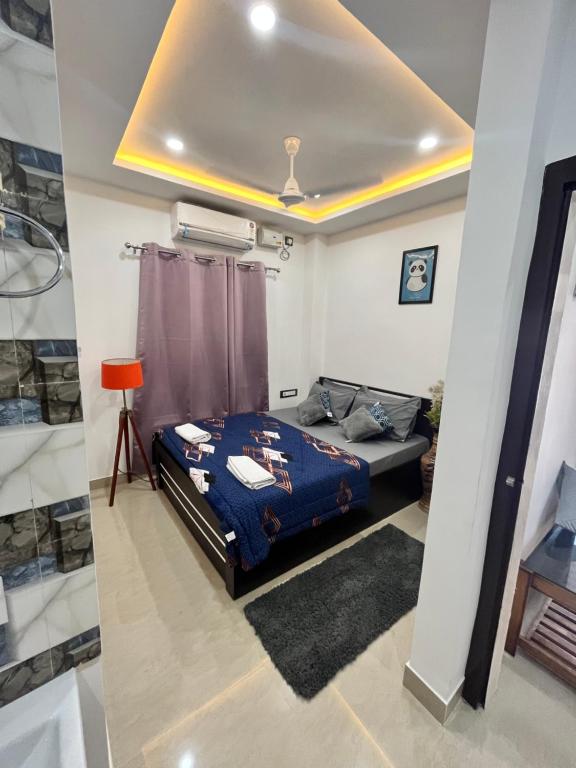 een slaapkamer met een bed in een kamer bij Light House, Unique & Cozy 2bhk in Guwahati
