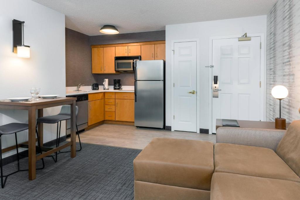 Kuchyň nebo kuchyňský kout v ubytování Residence Inn Wayne
