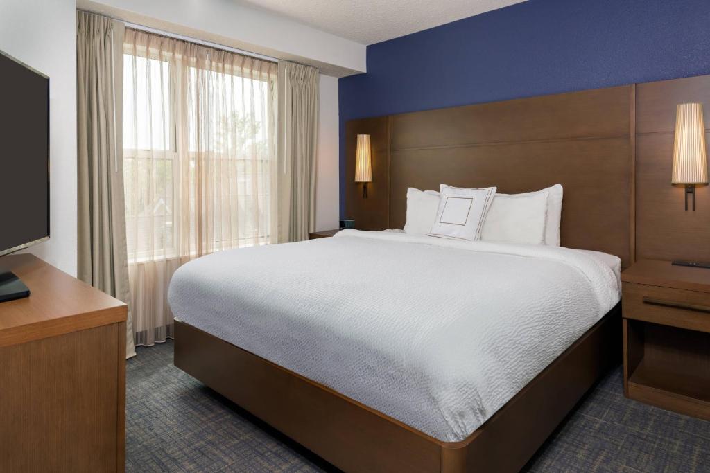 Postel nebo postele na pokoji v ubytování Residence Inn Wayne