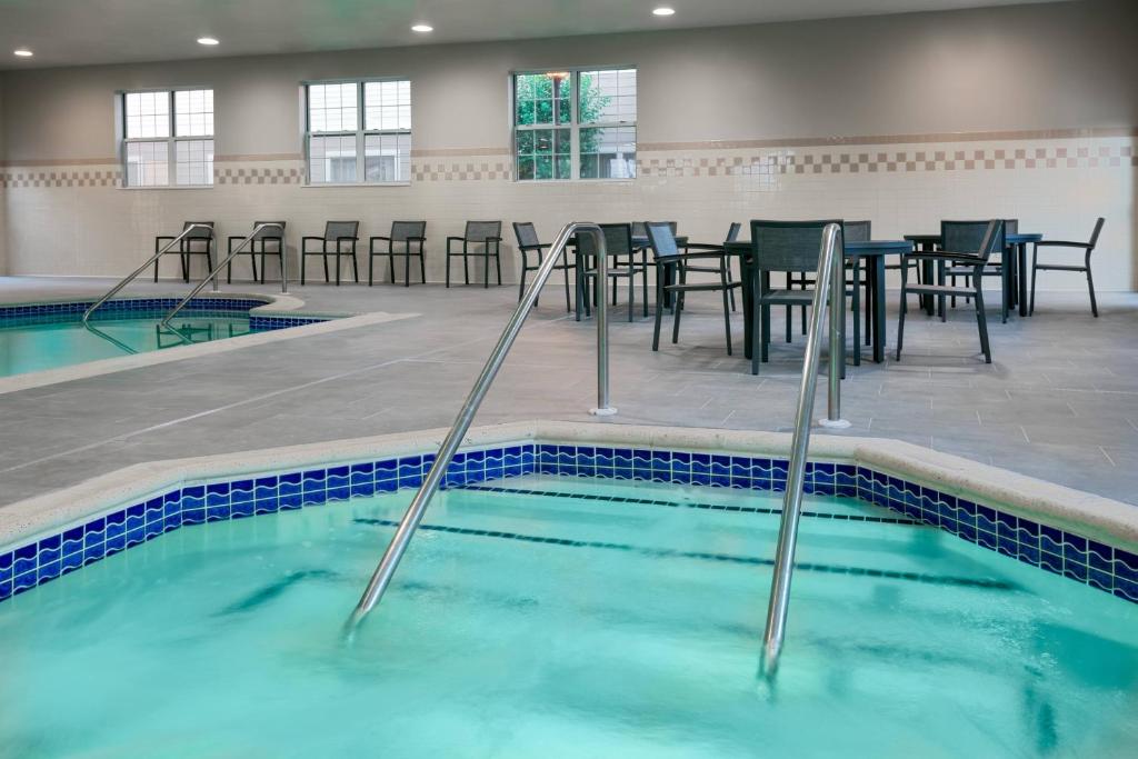 Bazén v ubytování Residence Inn Wayne nebo v jeho okolí