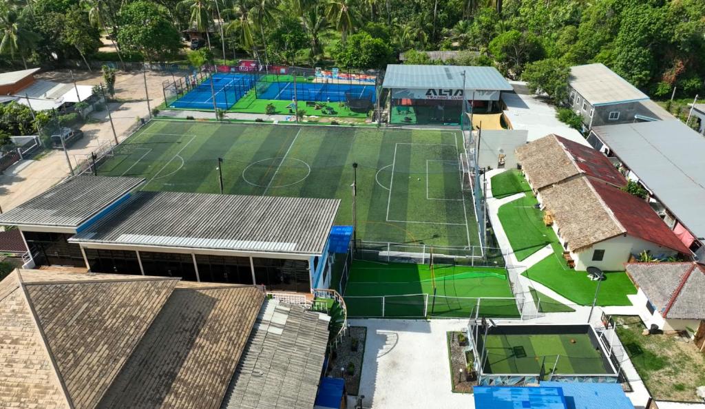 una vista aérea de una pista de tenis con dos pistas en LEO HOSTEL, en Baan Tai