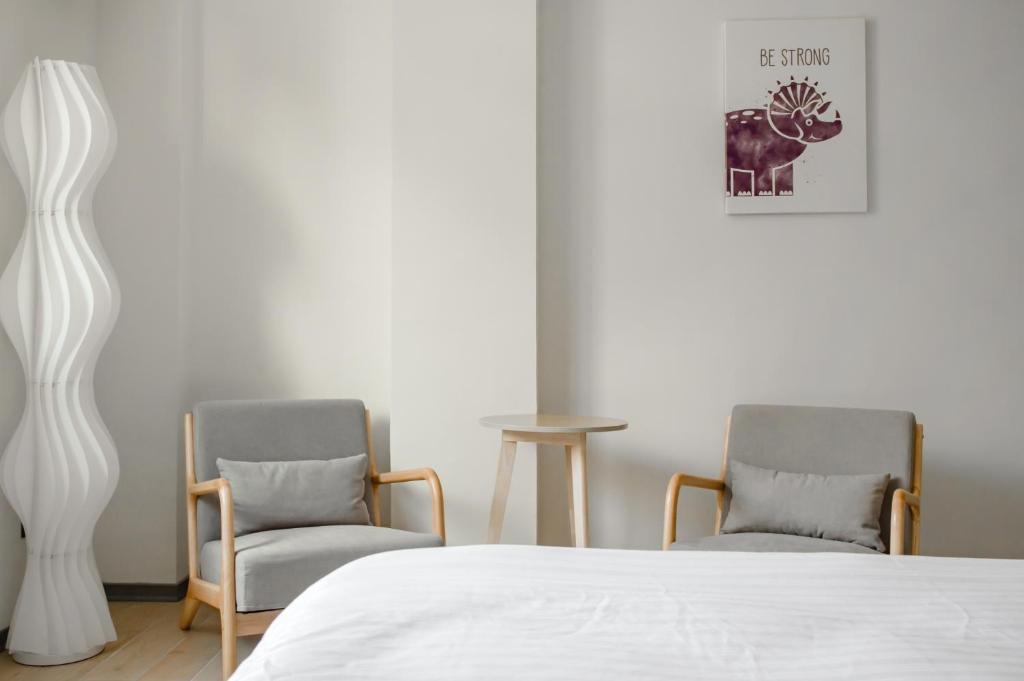 Uma cama ou camas num quarto em Long Stay Here