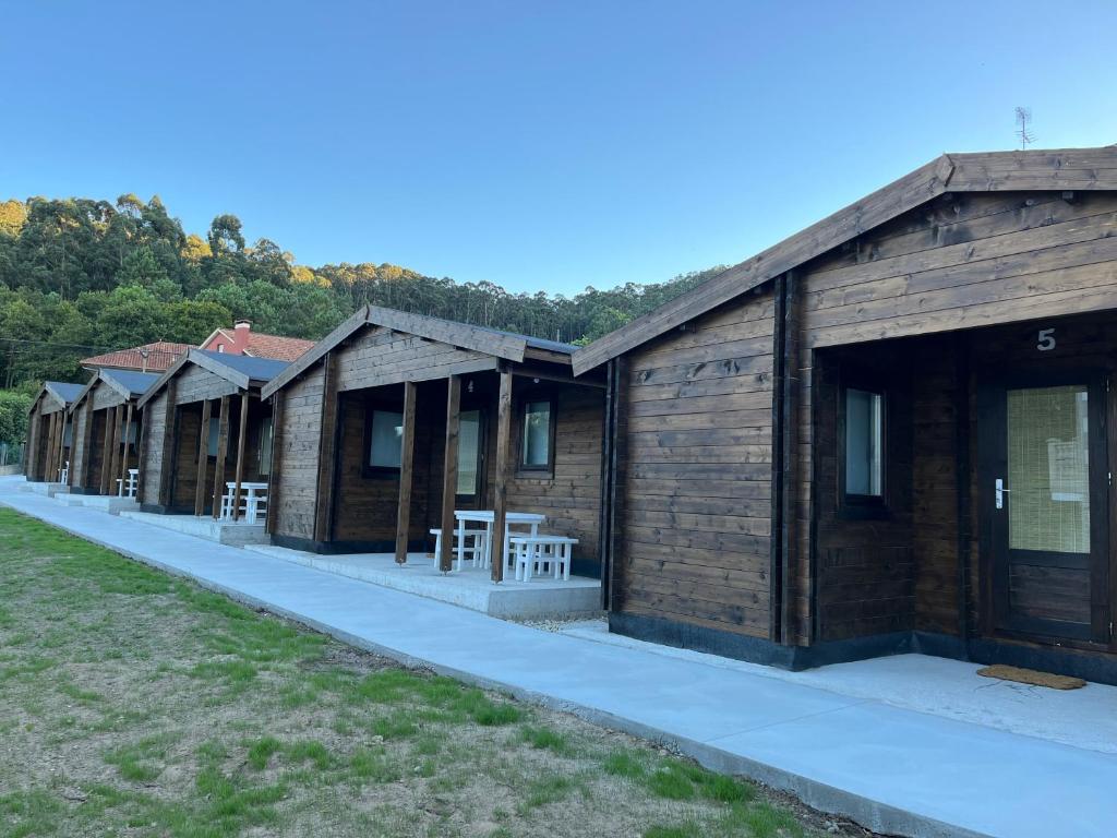 uma fila de cabinas de madeira em fila em Casas de A Uriceira em Cangas