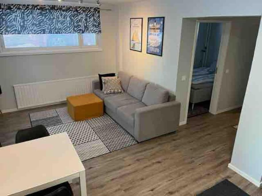 sala de estar con sofá y mesa en One bedroom apartment in central Savonlinna en Savonlinna