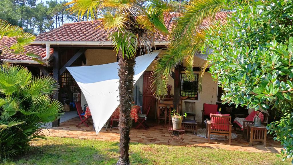a house with a white sheet hanging from the front of it at Maison Candide 3 chambres 1 mezzanine in Capbreton