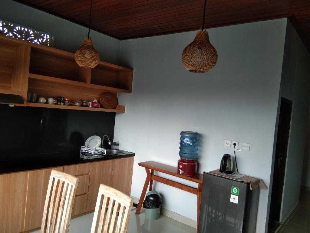 Kuchyň nebo kuchyňský kout v ubytování Merta Ubud Homestay