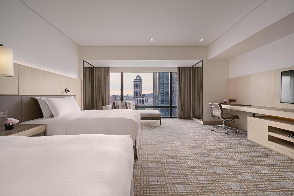 Postel nebo postele na pokoji v ubytování Taipei Marriott Hotel