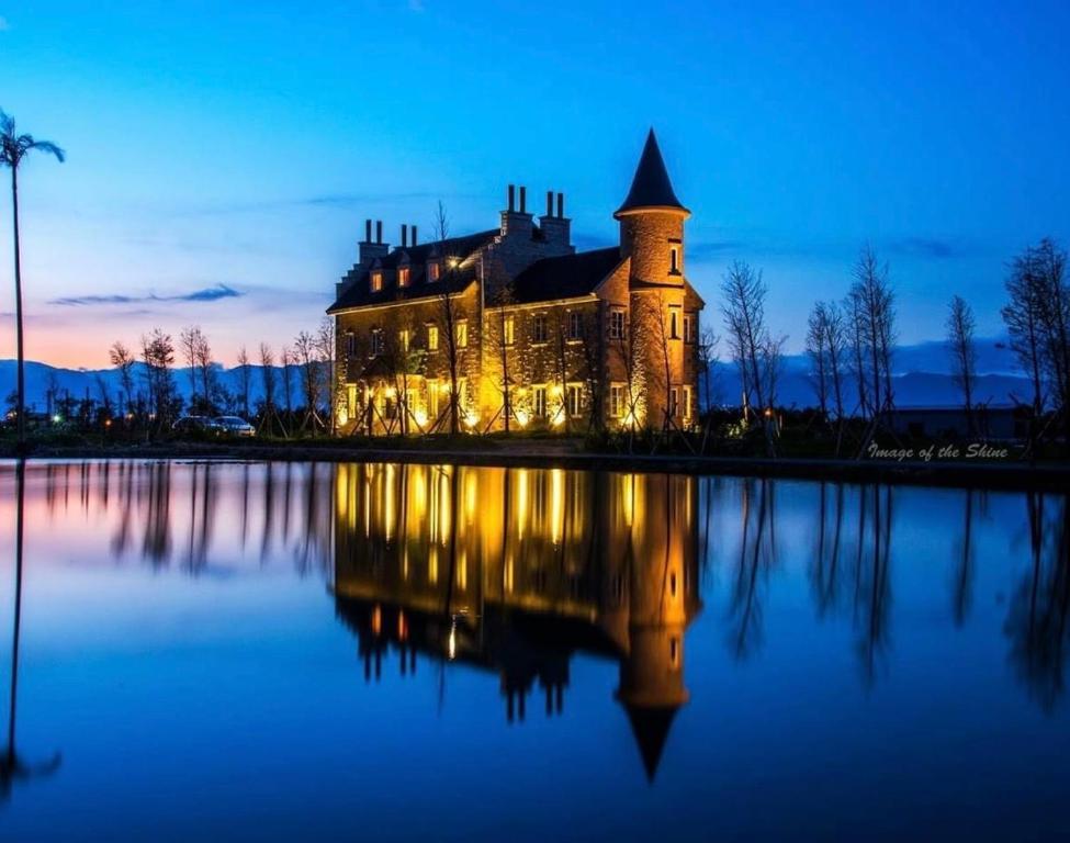 五結鄉的住宿－法國小古堡，一座大型建筑,晚上坐在湖面上