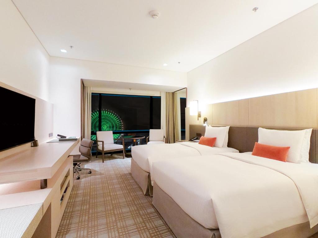 Postel nebo postele na pokoji v ubytování Taipei Marriott Hotel