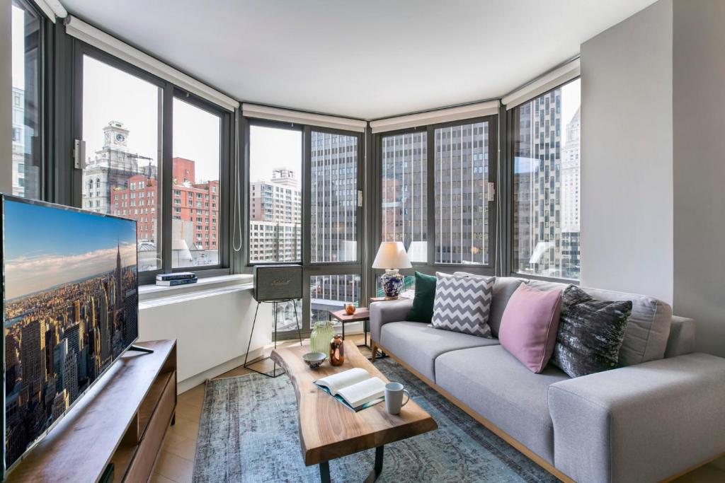 Et opholdsområde på Winged Tribeca Studio w Indoor pool Gym NYC-68