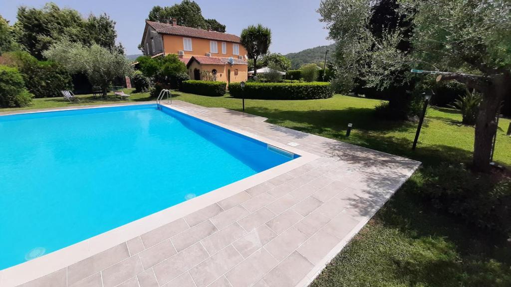 una piscina en un patio con una casa en Casale Battaglini, en Castelnuovo Cilento