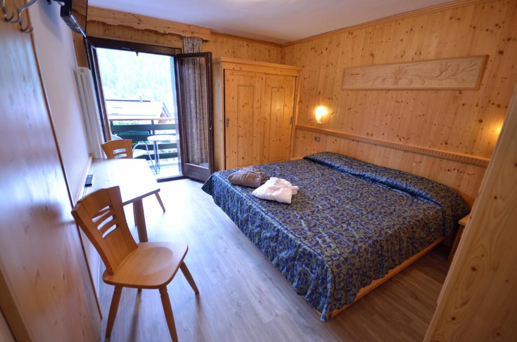 A bed or beds in a room at Hotel Cime D'Oro