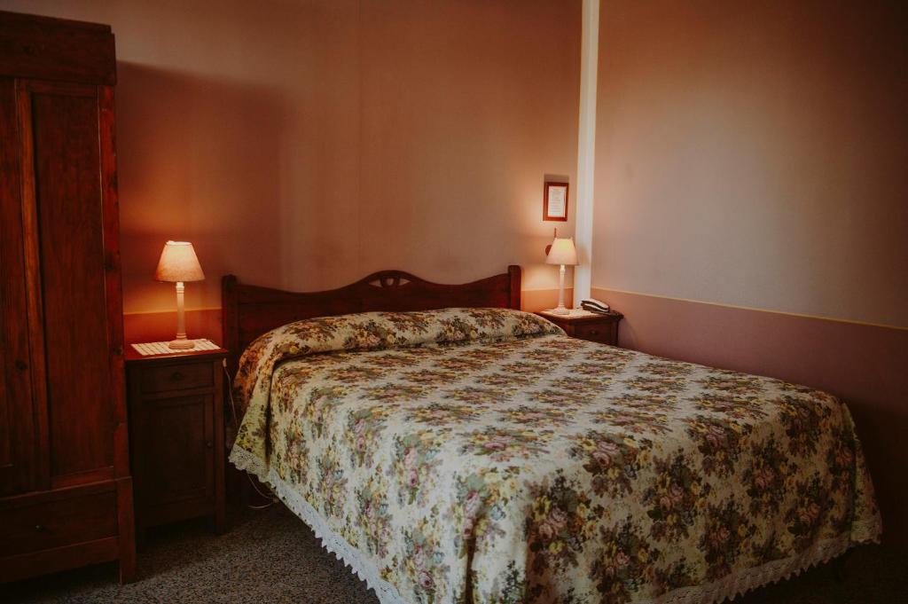 マネルバ・デル・ガルダにあるVilla Schindlerのベッドルーム1室(ベッド1台付)、2泊分のスタンド(ランプ付)