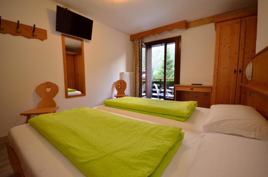 A bed or beds in a room at Hotel Cime D'Oro